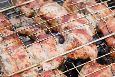 Izgarada biftek. kızarmış parçalar