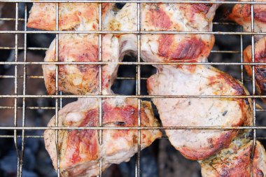 Izgarada biftek. kızarmış parçalar