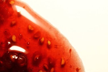 Ahududu reçeli çiselemesi beyaz arkaplanda izole edildi