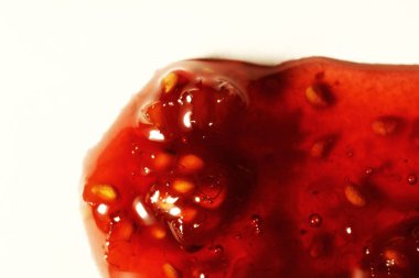 Ahududu reçeli çiselemesi beyaz arkaplanda izole edildi