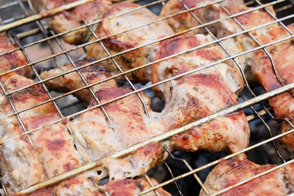 Izgarada biftek. kızarmış parçalar