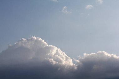 Mavi gökyüzünde beyaz kabarık bulutlar