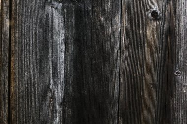 Ortaçağ dövülmüş arka fonunu boşaltın. Kırık benekli arka planda geniş bir kaplama. Eski çürümüş doku çubuğu. Parçalanmış yüzey tahtası, kirli döşeme malzemesi..