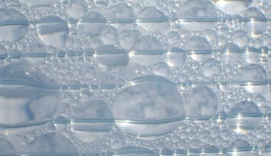 makro desenli su damlaları. Plastik filmde bir sürü küçük su damlası.