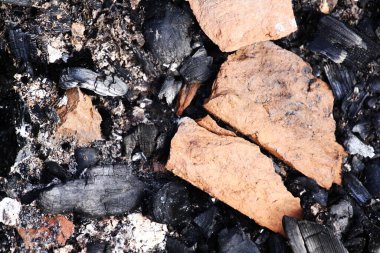 Yangından sonra tuğlalar kırıldı. çatlaklar, kömür