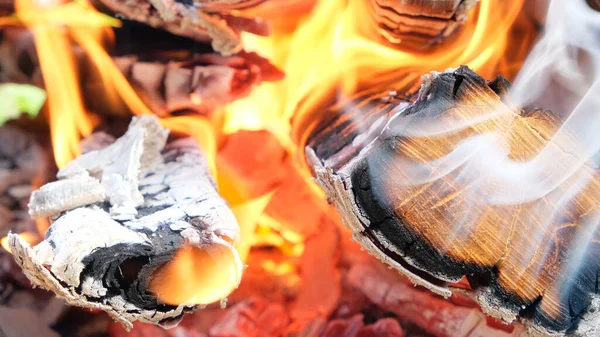 燃烧着炽热的红色 抽象的背景 燃烧木柴的炽热的篝火 柴火在烤架上燃烧 纹理火篝火燃烧器 — 图库照片