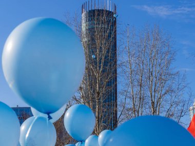 Yüksek katlı bir binanın zemin üzerine mavi balon