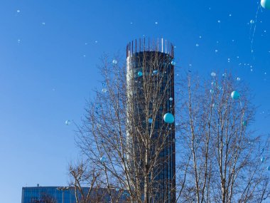 Yüksek katlı bir binanın zemin üzerine mavi balon