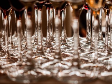 Bacaklar ile şarap şarap gözlük