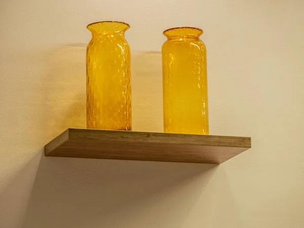 Twee Gele Glazen Vazen Staan Een Muur Plank — Stockfoto