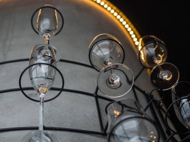 Gözlüklü Ferforje birlikte gri duvar