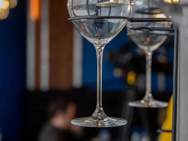 Gambar sebagian dari gelas anggur yang tergantung di rak dinding — Stok Foto