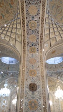 Meşhed, Iran, 13 Mayıs 2018: Haram iç kompleksi, Imam Reza Shrine, en kutsal kentin İran - Mashhad boyutuna göre dünyanın en büyük Camisi.