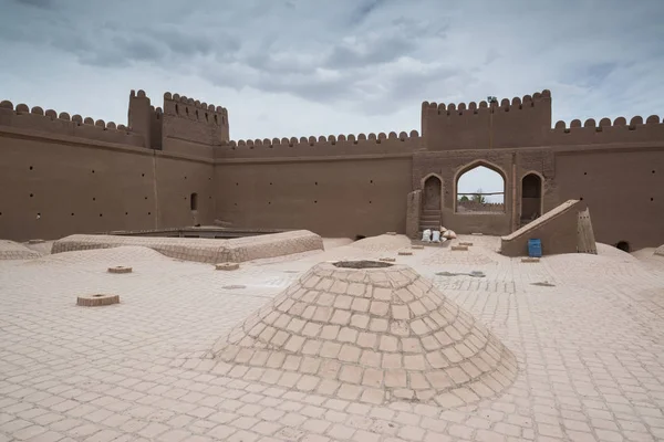 Kirman Eyaleti, Iran eski adobe kalede Rayen Castle (Arg-e Rayen Farsça) olduğunu.