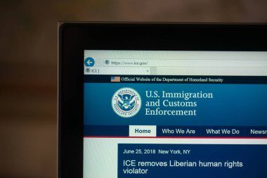 Bratislava, Slovakya, 3 Temmuz 2018: Göçmenlik ve gümrük uygulama web sayfasında dizüstü bilgisayar monitörü