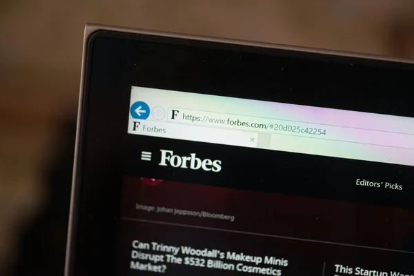 Братислава Словаччина Липня 2018 Forbes Веб Сторінки Екрані Ноутбука — стокове фото