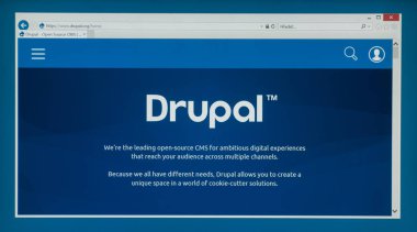 Bratislava, Slovakya, 6 Temmuz 2018: Drupal web sayfasında dizüstü bilgisayar monitörü