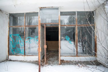 Chernobyl eski terk edilmiş binaya giriş