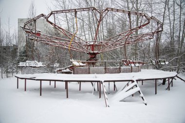 Terk edilmiş Bahçesi Chernobyl, karla kaplı