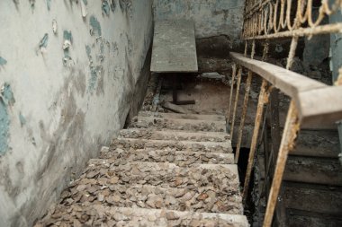 Chernobyl terk edilmiş binada boş eski merdiven