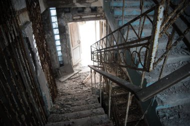 Chernobyl terk edilmiş binada boş eski merdiven