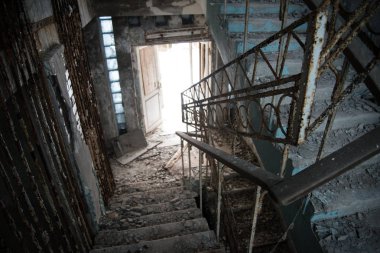 Chernobyl terk edilmiş binada boş eski merdiven