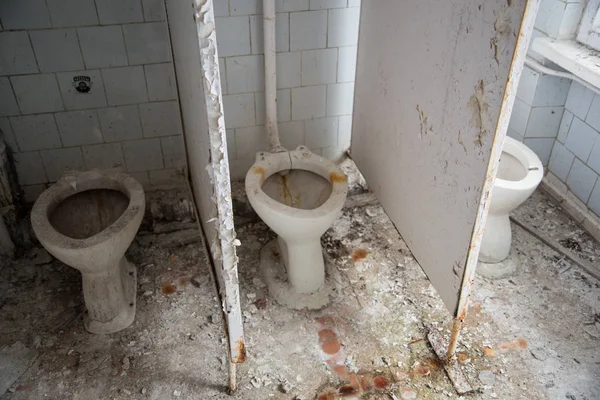 チェルノブイリ排除ゾーンの幼稚園のトイレ ウクライナ — ストック写真