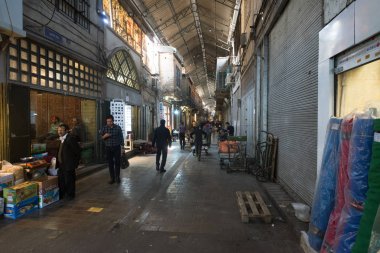 Tahran, İran, 13 Mayıs 2018: Kapalıçarşı, Tahran'da bugün hala ekonomik faaliyet merkezi olarak kullanılan eski bir tarihi çarşıdır.