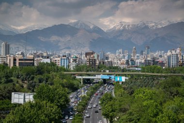 Tahran, Iran - Nisan 2018: Tehran manzarası görünümüyle Elbruz dağlarını arka plan üzerinde