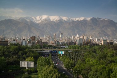 Tahran, Iran - Nisan 2018: Tehran manzarası görünümüyle Elbruz dağlarını arka plan üzerinde