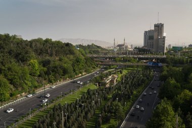 Tahran, Iran - Nisan 2018: Tehran manzarası görünümüyle Elbruz dağlarını arka plan üzerinde