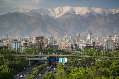 Tahran, Iran - Nisan 2018: Tehran manzarası görünümüyle Elbruz dağlarını arka plan üzerinde