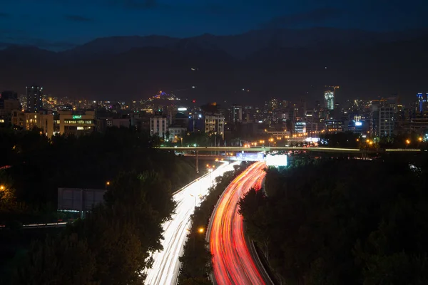 Modares 高速道路 光の道で夜ファジル橋 Tabiat 橋からテヘラン イラン 2018 ビュー — ストック写真