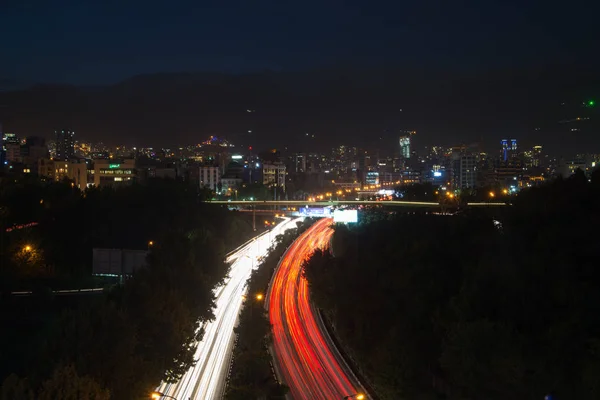 Modares 高速道路 光の道で夜ファジル橋 Tabiat 橋からテヘラン イラン 2018 ビュー — ストック写真