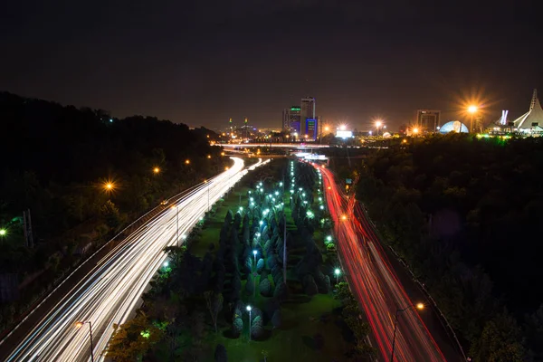 Tahran, Iran - 25 Nisan 2018: Modares yolu ve Fajr köprü gece ışık yollar ile Tabiat Köprüsü'nden görünüm