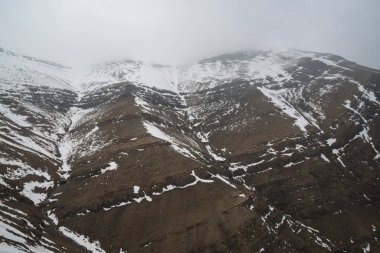İran'ın tepeler güzel görkemli Dağları kar ile kaplı