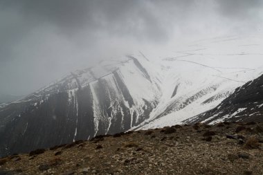 İran'ın tepeler güzel görkemli Dağları kar ile kaplı