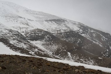 İran'ın tepeler güzel görkemli Dağları kar ile kaplı