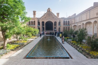 Keşan, İran - 30 Nisan 2018 : Borujerdi (Borujerdiha) evi İran'ın Keşan şehrinde tarihi bir evdir. Ev 1857 yılında mimar Ustad Ali Meryem tarafından Seyyid Mehdi Borujerdi'nin eşi için yaptırıldı. 