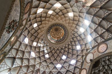 Keşan, İran - 30 Nisan 2018 : Borujerdi (Borujerdiha) evi İran'ın Keşan şehrinde tarihi bir evdir. Ev 1857 yılında mimar Ustad Ali Meryem tarafından Seyyid Mehdi Borujerdi'nin eşi için yaptırıldı. 