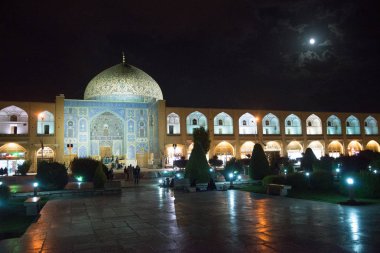 İsfahan, İran, 30 Nisan 2018: İran'ın İsfahan kentinde gece Nağeş-i Cihan Meydanı'nda Şeyh Lotfollah Camii. Caminin yapımına 1603 yılında başlayıp 1618 yılında bitirildi.