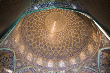 İsfahan, İran, 29 Nisan 2018: İran'ın İsfahan kentinde Nağüş-i Cihan Meydanı'nda Şeyh Lotfollah Camii. Caminin yapımına 1603 yılında başlayıp 1618 yılında bitirildi.