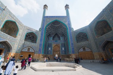 : Esfahan, Iran - 1 Mayıs 2018: Isfahan (Cuma Camii) Jameh Camii, en eski Camisi biri hala ayakta İran'ın