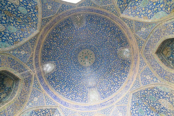 : Esfahan, Iran - 1 Mayıs 2018: Isfahan (Cuma Camii) Jameh Camii, en eski Camisi biri hala ayakta İran'ın
