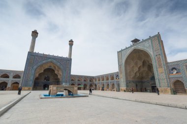 : Esfahan, Iran - 1 Mayıs 2018: Isfahan (Cuma Camii) Jameh Camii, en eski Camisi biri hala ayakta İran'ın