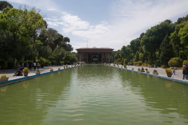 Esfahan, İran, 30 Nisan 2018: İsfahan,İran'daki Çehel Sotoun sarayından manzara. Chehel sotoun 1646 yılında Şah Abbas Ii tarafından onun eğlence ve resepsiyonlar için kullanılmak üzere inşa edilmiştir