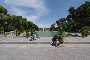 Esfahan, İran, 30 Nisan 2018: İsfahan,İran'daki Çehel Sotoun sarayından manzara. Chehel sotoun 1646 yılında Şah Abbas Ii tarafından onun eğlence ve resepsiyonlar için kullanılmak üzere inşa edilmiştir