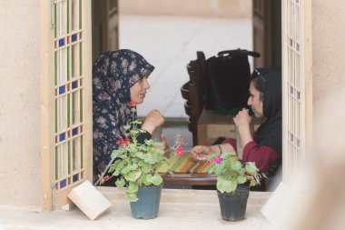 Yezd, İran, 5 Mayıs 2018: İran'ın eski kenti Yezd'de çay içen iki İranlı kız
