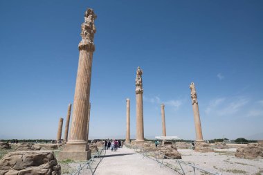 Persepolis, Iran - 5 Mayıs 2018: Persepolis eski Ahameniş Krallık başkentidir. Iran görme. Antik Pers. Mavi gökyüzü ve bulutlar arka plan