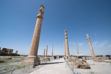 Persepolis, Iran - 5 Mayıs 2018: Persepolis eski Ahameniş Krallık başkentidir. Iran görme. Antik Pers. Mavi gökyüzü ve bulutlar arka plan